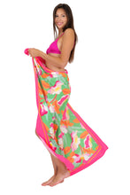 Laad de afbeelding in de Gallery-viewer, Model Back: Rio De Sol Pareo Green Bloom Canga