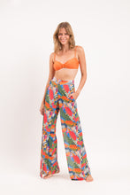 Laad de afbeelding in de Gallery-viewer, Model Front: Rio De Sol Beach Trousers Jungle Wide Pants