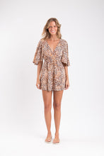 Laad de afbeelding in de Gallery-viewer, Model Front: Rio De Sol Mini Dress Leopard Mini Dress