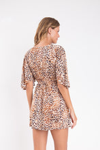 Laad de afbeelding in de Gallery-viewer, Model Back: Rio De Sol Mini Dress Leopard Mini Dress