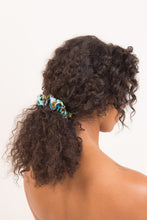 Laad de afbeelding in de Gallery-viewer, Model Front: Rio De Sol Hair Accessory Morumbi Scrunchie