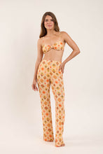 Laad de afbeelding in de Gallery-viewer, Model Front: Rio De Sol Beach Trousers Mosaico Pants Lana
