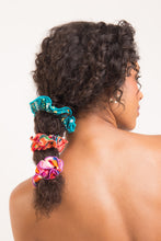 Laad de afbeelding in de Gallery-viewer, Image 03: Rio De Sol Hair Accessory Rain Scrunchie