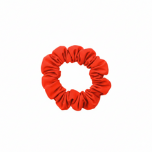 Laad de afbeelding in de Gallery-viewer, Product Front: Rio De Sol Hair Accessory Rouge Scrunchie
