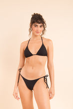 Laad de afbeelding in de Gallery-viewer, Model Front: Rio De Sol Set Set Bora-Black Tri-Inv Lacinho