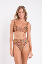 Laad de afbeelding in de Gallery-viewer, Model Front: Rio De Sol Set Set Bouquet Bliss Hotpants