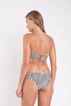 Laad de afbeelding in de Gallery-viewer, Model Back: Rio De Sol Set Set Collage Camille Madrid