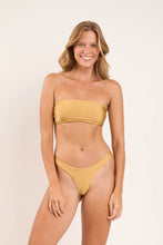 Laad de afbeelding in de Gallery-viewer, Model Front: Rio De Sol Set Set Fluity-Dourado Bandeau-Reto Essential