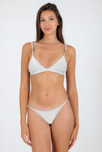 Laad de afbeelding in de Gallery-viewer, Model Front: Rio De Sol Set Set Shimmer-White Tri-Fixo California