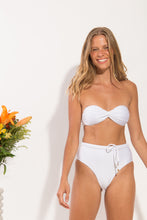 Laad de afbeelding in de Gallery-viewer, Image 09: Rio De Sol Set Set Shimmer-White Twist Belted-High-Waist