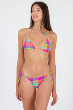 Laad de afbeelding in de Gallery-viewer, Model Front: Rio De Sol Set Set Tulip-Garden Tri-Inv Ibiza