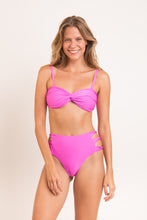 Laad de afbeelding in de Gallery-viewer, Model Front: Rio De Sol Set Set Vita-Pink Twist Highwaist-Spin