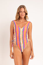 Laad de afbeelding in de Gallery-viewer, Model Front: Rio De Sol One-Piece Stripes Zoe