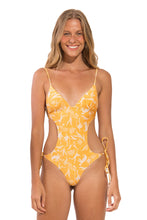 Laad de afbeelding in de Gallery-viewer, Model Front: Rio De Sol One-Piece Sunny-Forest Trikini