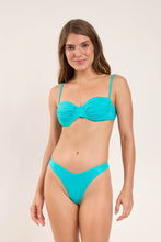 Laad de afbeelding in de Gallery-viewer, Model Front: Rio De Sol Top Top Amb-Nannai Vickie