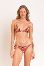 Laad de afbeelding in de Gallery-viewer, Model Front: Rio De Sol Top Top Amore-Red Tri-Fixo