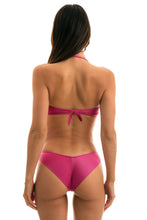 Laad de afbeelding in de Gallery-viewer, Model Back: Rio De Sol Top Top Cloque Lichia Bandeau