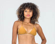 Laad de afbeelding in de Gallery-viewer, Model Front: Rio De Sol Top Top Damasco Tri-Inv