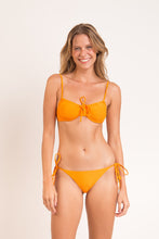Laad de afbeelding in de Gallery-viewer, Model Front: Rio De Sol Top Top Dots-Mango Balconet-Tie