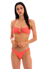 Laad de afbeelding in de Gallery-viewer, Model Front: Rio De Sol Top Top Dots-Tabata Mila