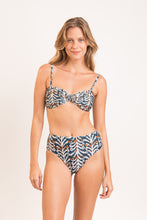 Laad de afbeelding in de Gallery-viewer, Model Front: Rio De Sol Top Top Ikat Twist