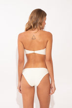 Laad de afbeelding in de Gallery-viewer, Model Back: Rio De Sol Top Top Junco-Offwhite Sara