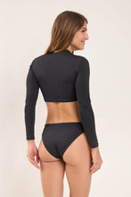 Laad de afbeelding in de Gallery-viewer, Model Back: Rio De Sol Top Top Lava Reef