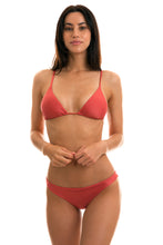 Laad de afbeelding in de Gallery-viewer, Model Front: Rio De Sol Top Top Madras Dupla Face