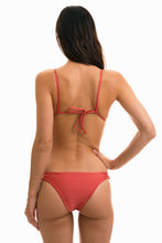 Laad de afbeelding in de Gallery-viewer, Model Back: Rio De Sol Top Top Madras Dupla Face