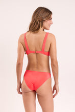 Laad de afbeelding in de Gallery-viewer, Model Back: Rio De Sol Top Top Malibu-Folia Amelia