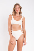 Laad de afbeelding in de Gallery-viewer, Model Front: Rio De Sol Top Top Malibu-Natural Bliss
