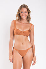 Laad de afbeelding in de Gallery-viewer, Model Front: Rio De Sol Top Top Nocciola Amelia