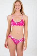 Laad de afbeelding in de Gallery-viewer, Model Front: Rio De Sol Top Top Pink-Palms Bralette