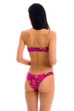 Laad de afbeelding in de Gallery-viewer, Model Back: Rio De Sol Top Top Roar-Pink Bandeau-Reto