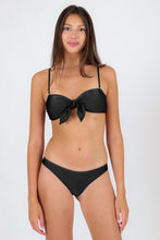 Laad de afbeelding in de Gallery-viewer, Model Front: Rio De Sol Top Top Shimmer-Black Bandeau-No