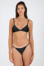 Laad de afbeelding in de Gallery-viewer, Model Front: Rio De Sol Top Top Shimmer-Black Tri-Fixo