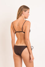 Laad de afbeelding in de Gallery-viewer, Model Back: Rio De Sol Top Top Shimmer-Coffee Tri-Fixo