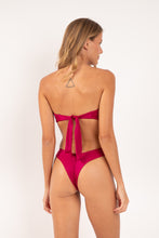 Laad de afbeelding in de Gallery-viewer, Model Back: Rio De Sol Top Top Shimmer-Desejo Mavi