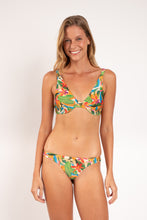 Laad de afbeelding in de Gallery-viewer, Model Front: Rio De Sol Top Top Tropical Chantal