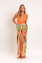 Laad de afbeelding in de Gallery-viewer, Model Front: Rio De Sol Pareo Tropical Canga