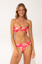 Laad de afbeelding in de Gallery-viewer, Model Front: Wednesday In Hawaii By Rio De Sol Top Top Pua-Guava Lani