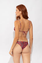 Laad de afbeelding in de Gallery-viewer, Model Back: Rio De Sol Bottom Bottom Coral-Feline Leblon
