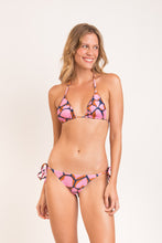 Laad de afbeelding in de Gallery-viewer, Model Front: Rio De Sol Bottom Bottom Amore-Pink Lacinho
