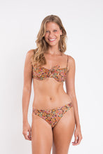 Laad de afbeelding in de Gallery-viewer, Model Front: Rio De Sol Bottom Bottom Bouquet Essential-Comfy
