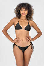 Laad de afbeelding in de Gallery-viewer, Model Front: Rio De Sol Set Set Shimmer-Black Tri-Inv Ibiza-Comfy
