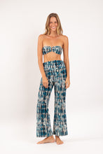 Laad de afbeelding in de Gallery-viewer, Model Front: Rio De Sol Beach Trousers Azule Murana Pants
