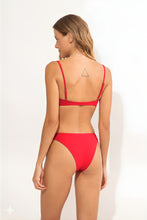 Laad de afbeelding in de Gallery-viewer, Model Back: Wednesday In Hawaii By Rio De Sol Top Top Hibiscus Shell
