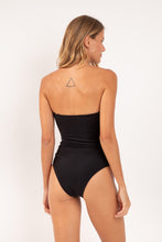 Laad de afbeelding in de Gallery-viewer, Model Back: Rio De Sol One-Piece Malibu-Black Sara-Op
