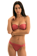 Laad de afbeelding in de Gallery-viewer, Model Front: Rio De Sol Bottom Bottom Kiwanda Madras Bandeau
