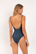 Laad de afbeelding in de Gallery-viewer, Model Back: Rio De Sol One-Piece Shimmer-Shark Hype-Noa
